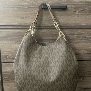 Like new Michael Kors Fulton signature print shoulder bag.